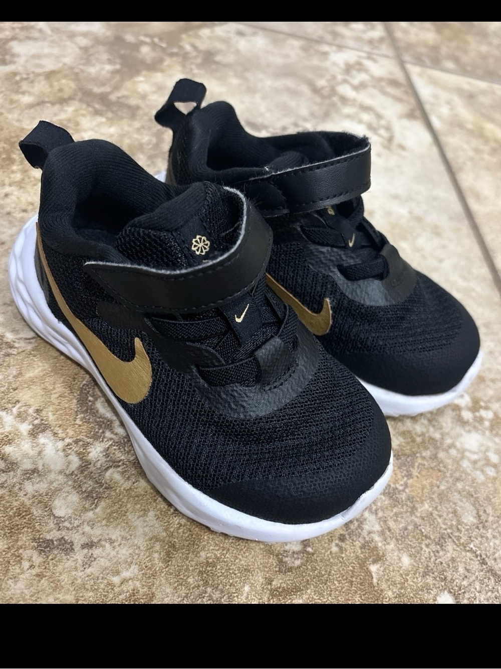 Nike Revolution size 7C